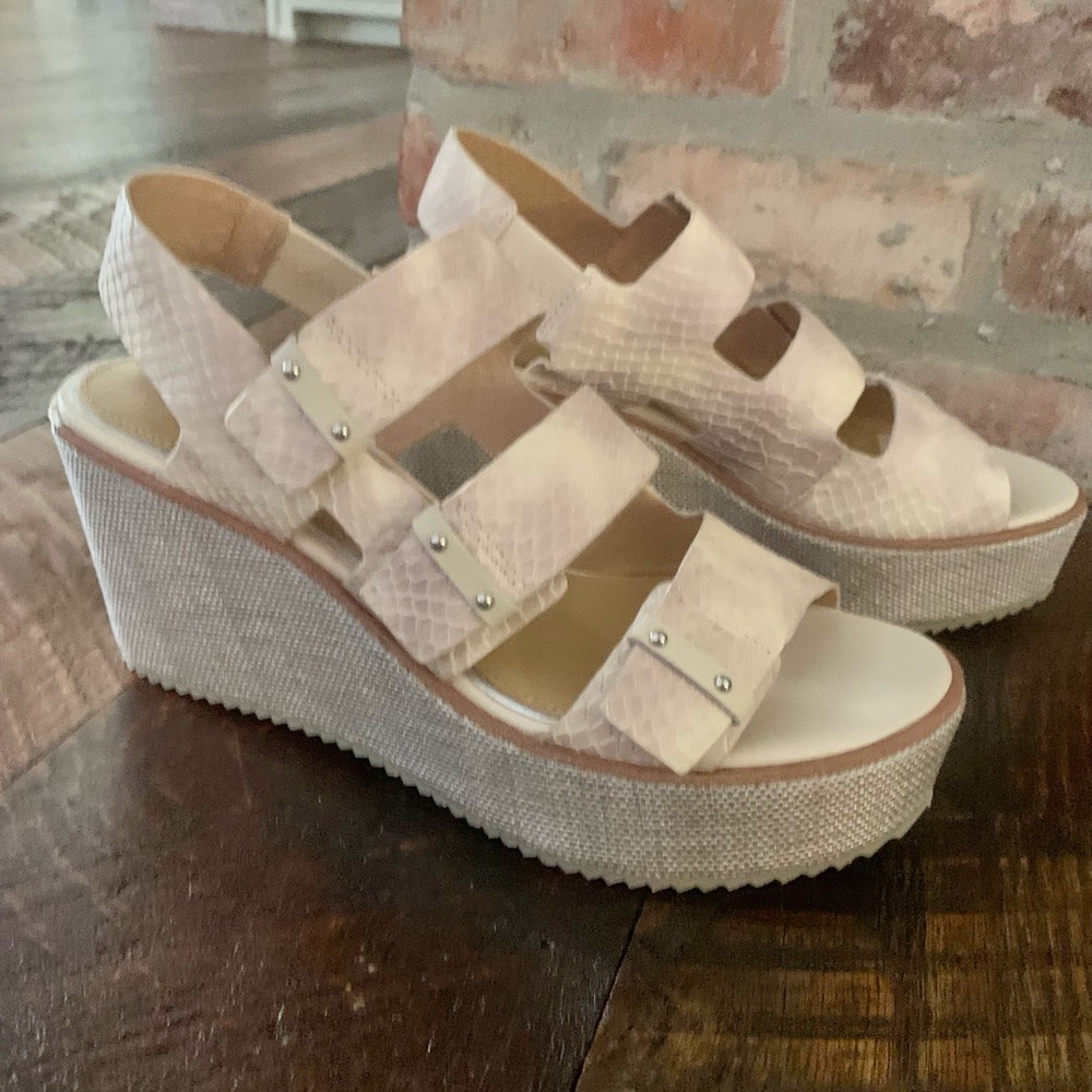 NIB Donald J. Pliner Irise5 Embossed Snake Leather, Color: Oyster, Size 7.5